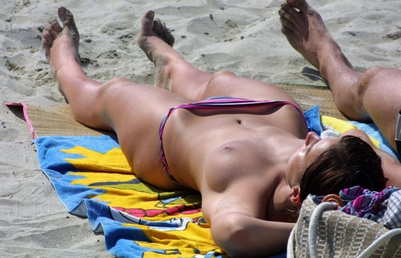 Девушки отдыхают на нудистских пляжах телом и душой
