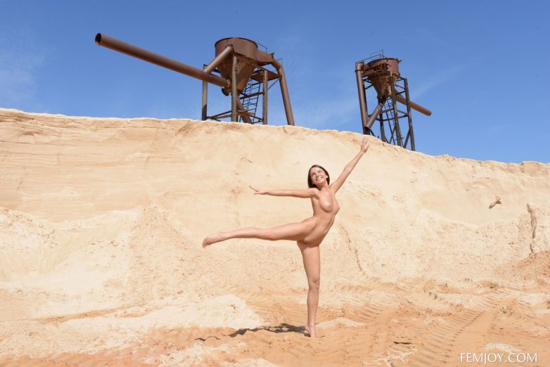 Medina устроила стильную фотосессию в песчаном карьере