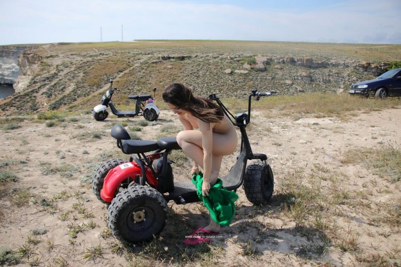 Вика катается на скутере по побережью Крыма
