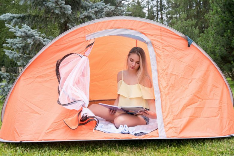 Блондинка Maxine в палатке
