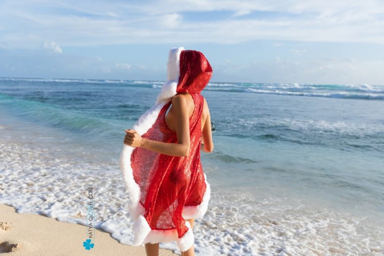 Katya Clover устроила рождественскую фотосессию на пляже