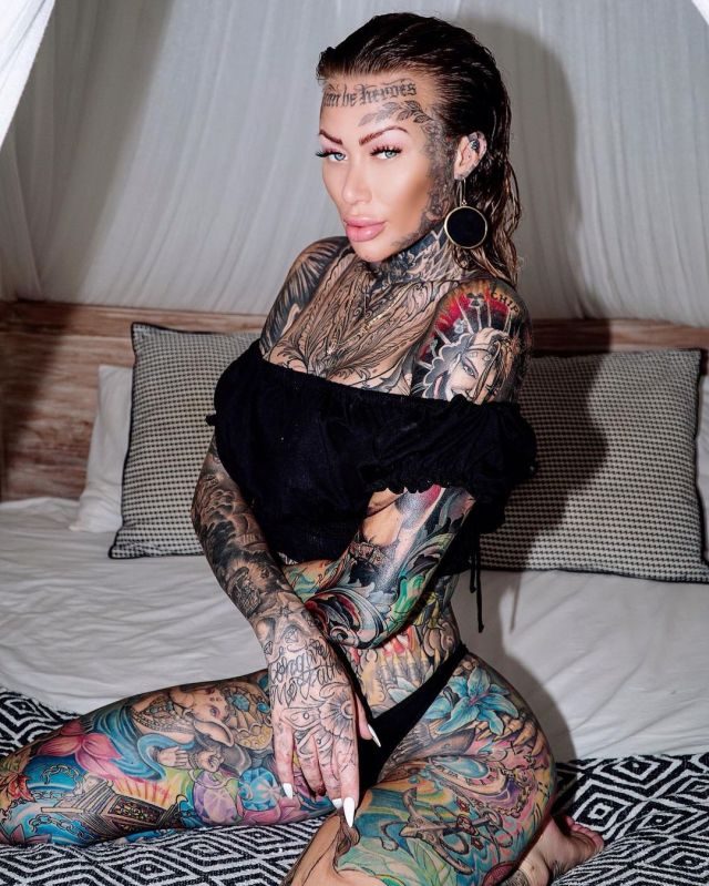 Горячие снимки Беки Холт — самой татуированной девушки Великобритании