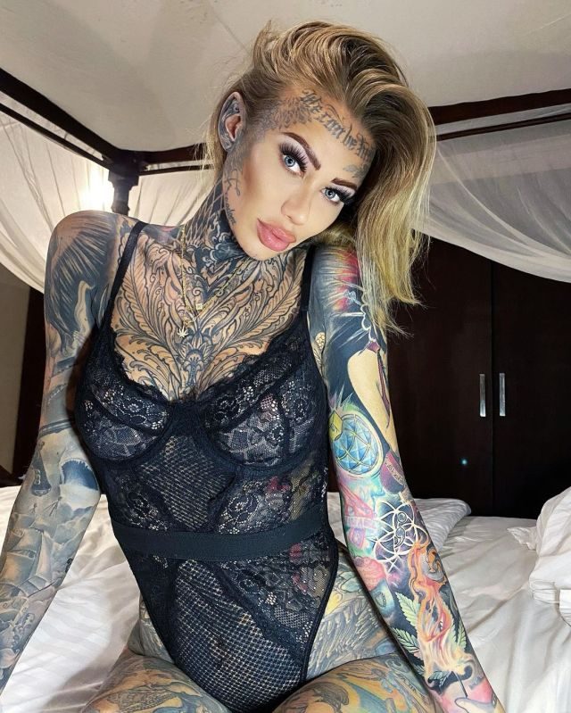 Горячие снимки Беки Холт — самой татуированной девушки Великобритании