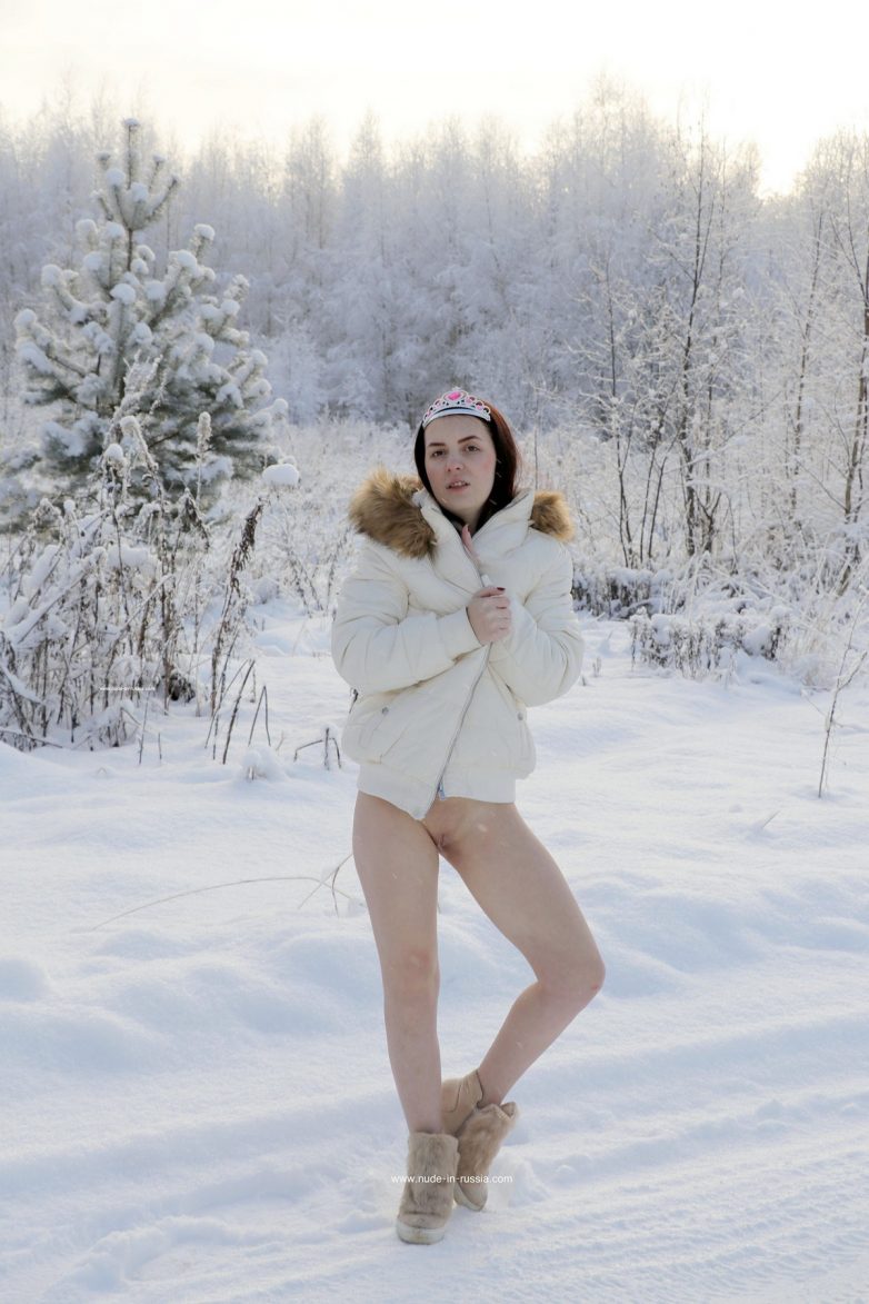 Alena мёрзнет на зимней дороге