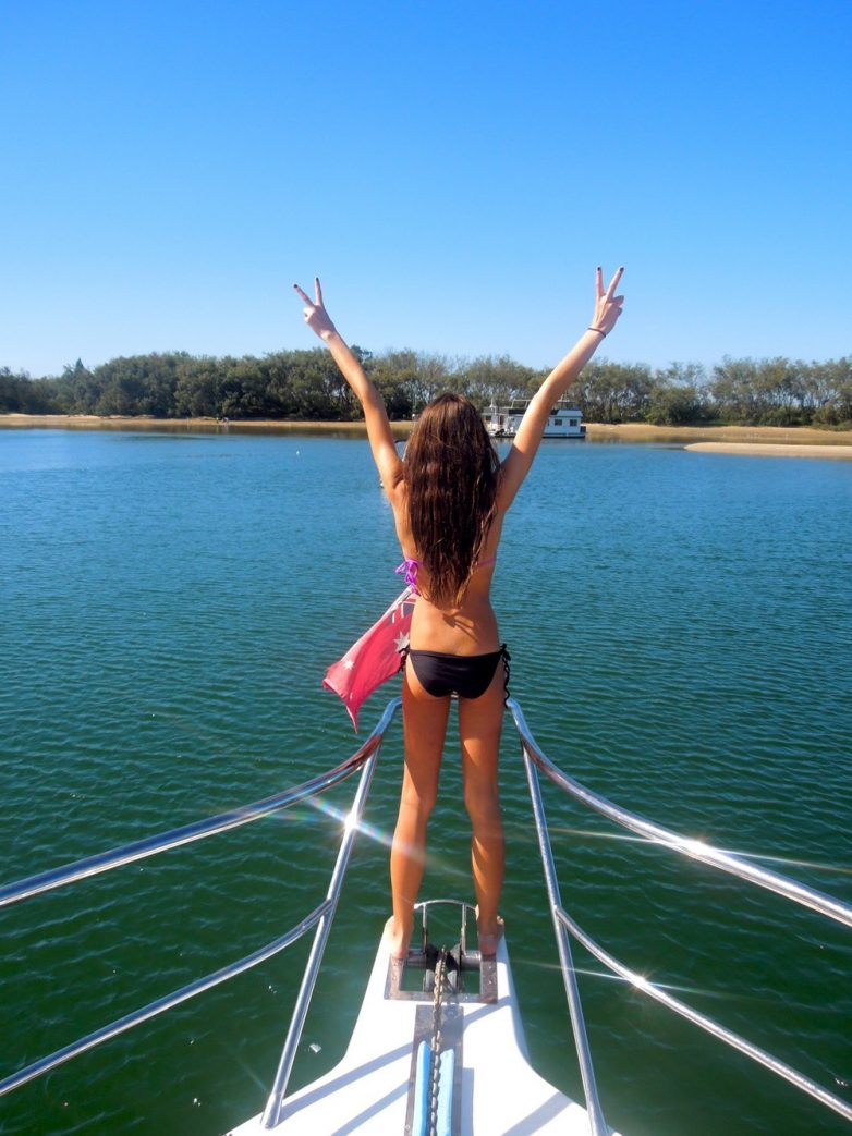 Девушки в бикини наслаждаются летним отпуском на лодках