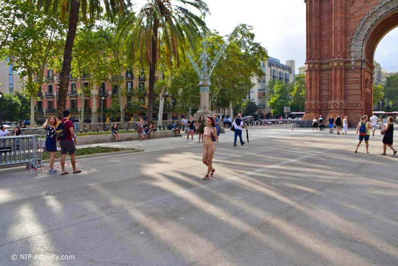 Dominika гуляет по Барселоне в провокационном наряде