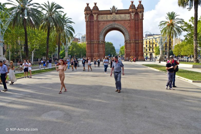 Dominika гуляет по Барселоне в провокационном наряде