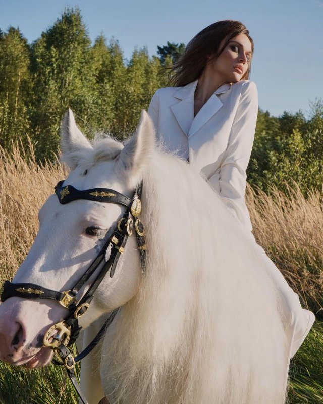 Алёна Водонаева в бомбической фотосессии с конём