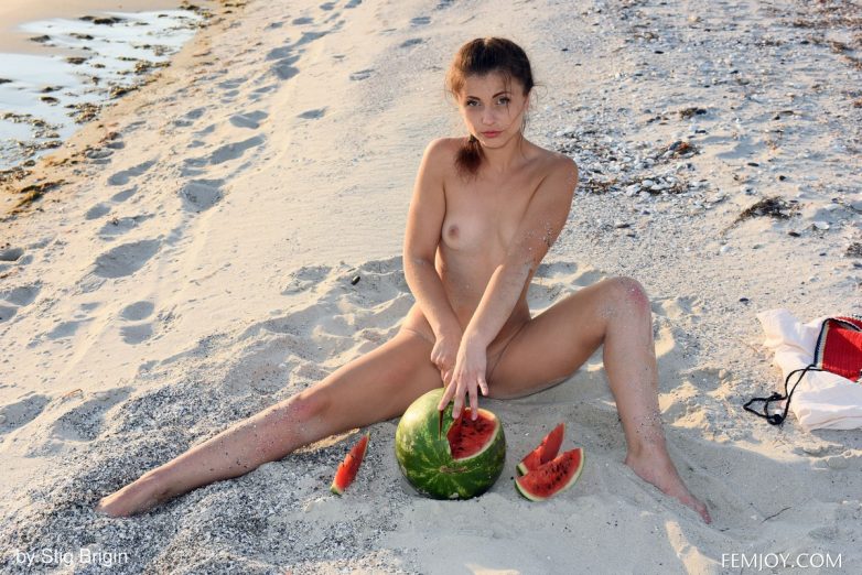 Melina и её арбузная фотосессия на пляже