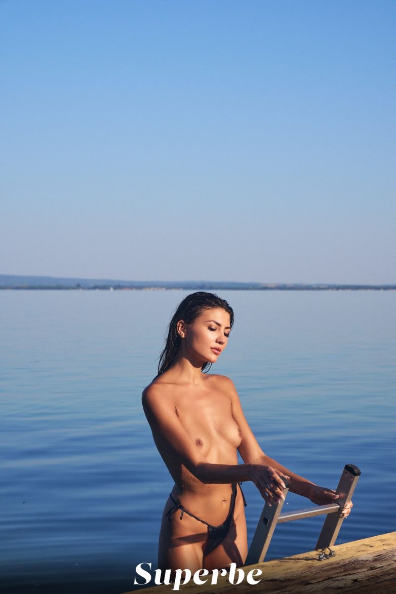 Loraine Lanvi наслаждается отдыхом у озера