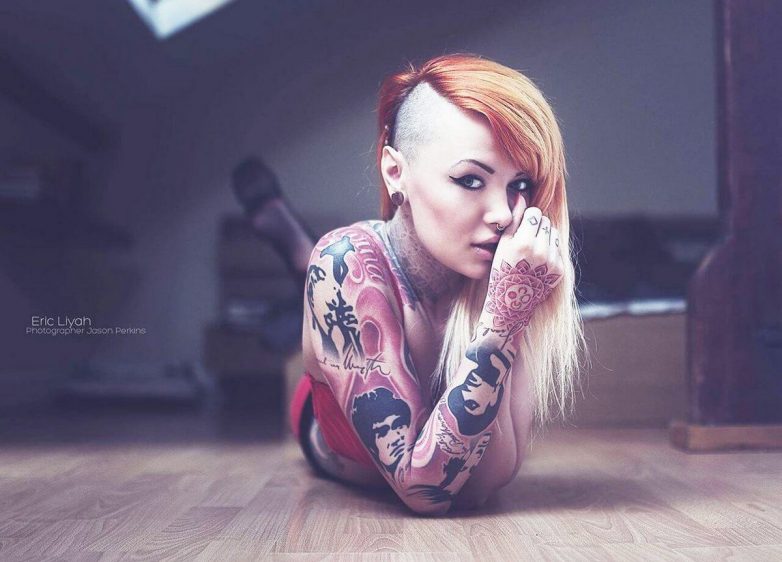 Фотографии и гифки с татуированными девушками