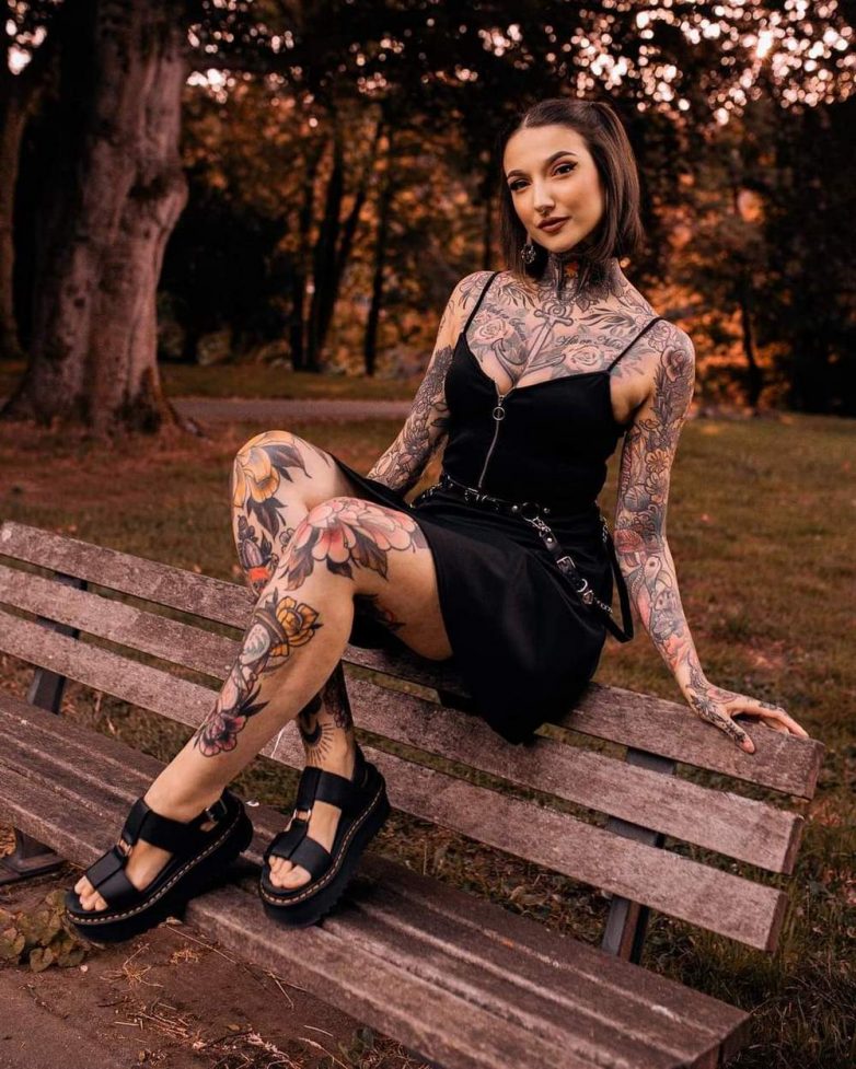 Фотографии и гифки с татуированными девушками