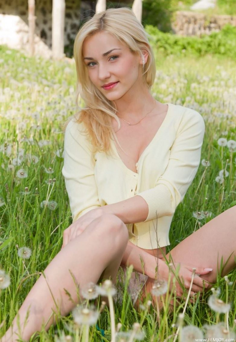 Блондинка на поляне одуванчиков