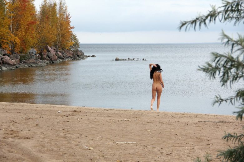Маша наслаждается осенью на Финском заливе