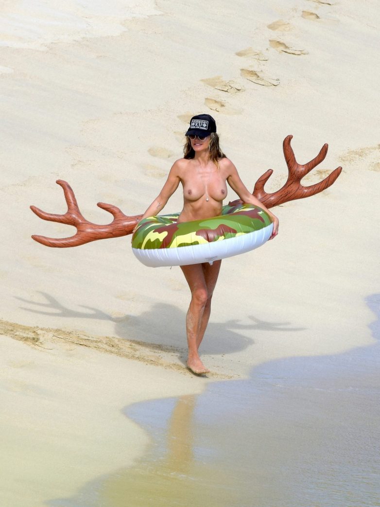 Хайди Клум отдыхает на пляже