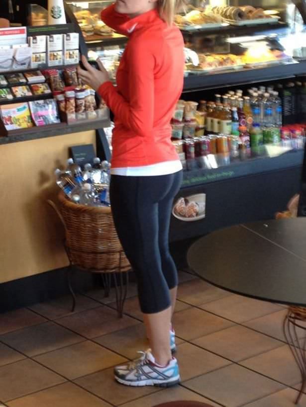 Стройные красотки в обтягивающих трико