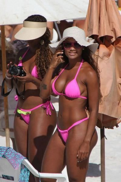 Красавицы в мини-бикини