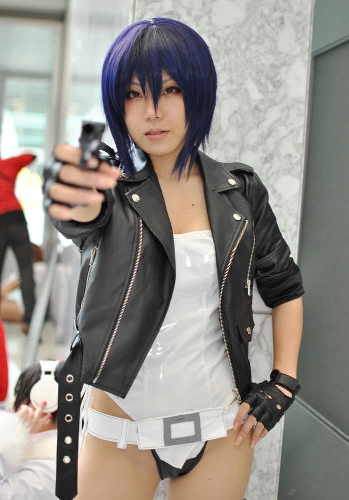 Крайне привлекательные косплейщицы в откровенных костюмах. Продолжение