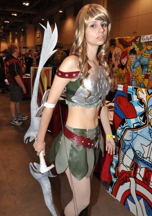 Крайне привлекательные косплейщицы в откровенных костюмах