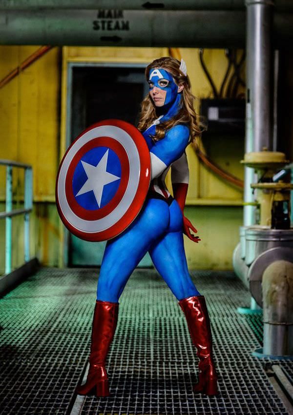 Крайне привлекательные косплейщицы в откровенных костюмах. Продолжение