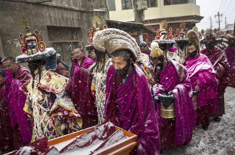 Немного о буддизме: великий молитвенный фестиваль в Тибете