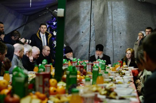 Патриарх Кирилл пообедал с бездомными Москвы