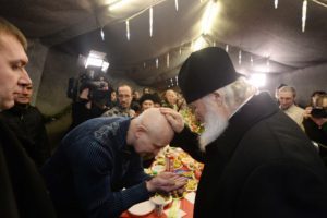 Патриарх Кирилл пообедал с бездомными Москвы