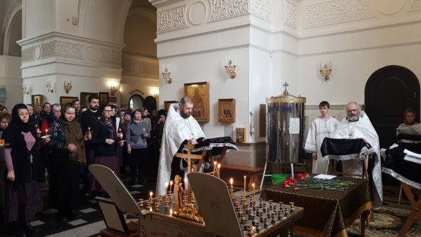 Церковь молится о жертвах пожара в Кемерове