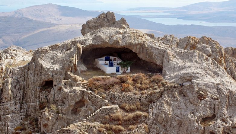Уникальная церковь без крыши в Греции