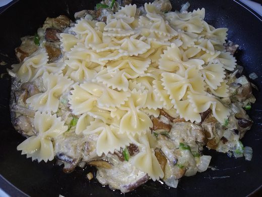 Блюдо осени: паста «Farfalle» с лесными грибами, баклажанами и острым зеленым перцем