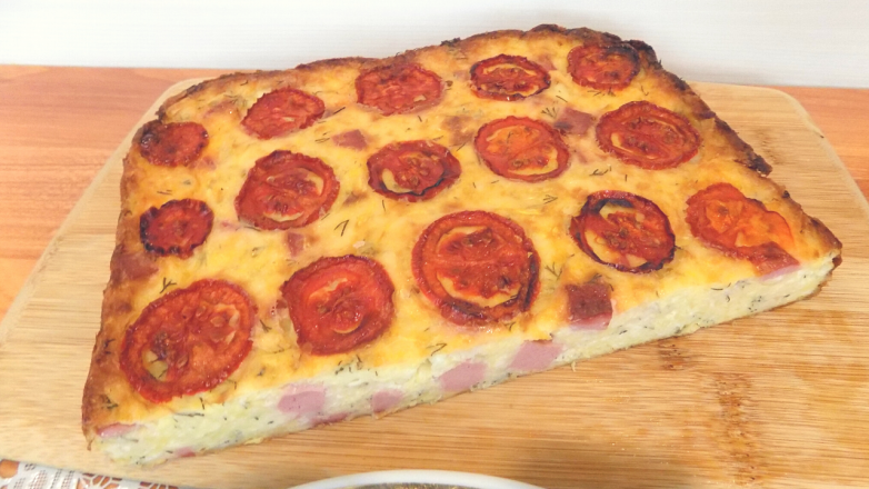 Пирог из кабачкового теста с помидорами и колбасой. Видео рецепт