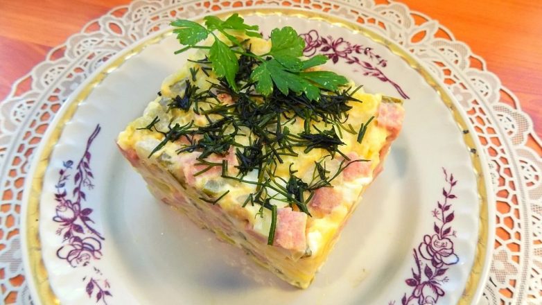 Классический новогодний салат «Оливье» с колбасой и зеленым горошком