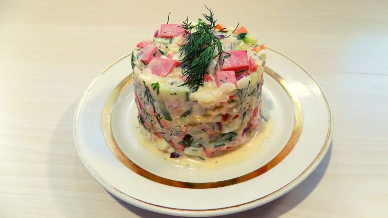 Салат на праздничный стол с рисом, яйцами и колбасой