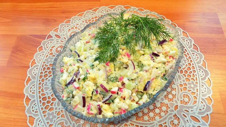 Салат с крабовыми палочками сыром и огурцом