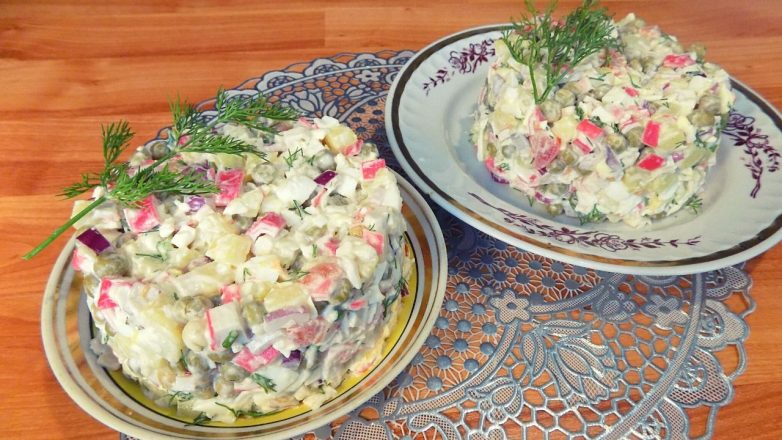 Крабовый салат с горошком и яйцами