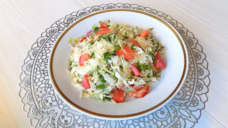 Простой салат из свежей капусты с огурцами, помидорами и редисом