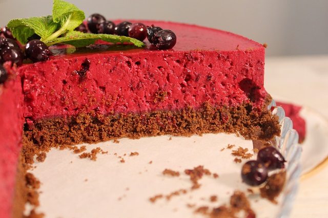 Торт без выпечки с печеньем шоколадно-ягодный