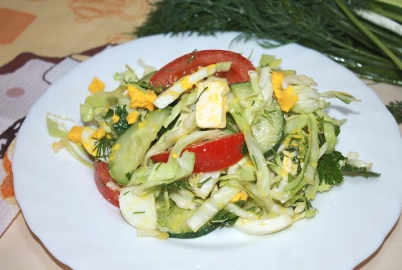 Салат из молодой капусты за 10 минут, который заменит вам ужин!