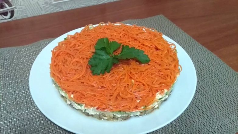 Салат «Восторг» с грибами и корейской морковью