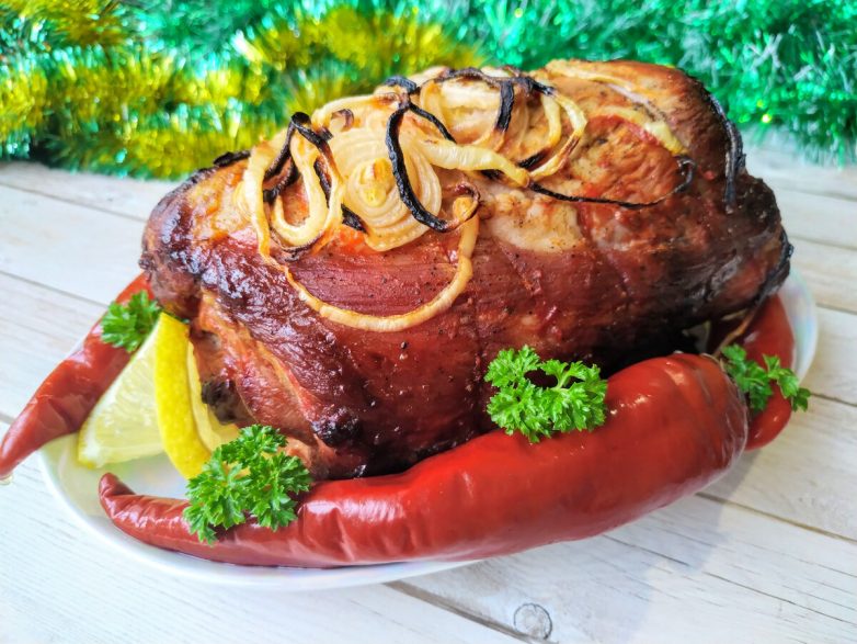 Мясо в духовке или любимый мясной рулет на новогодний стол (это несложно)!