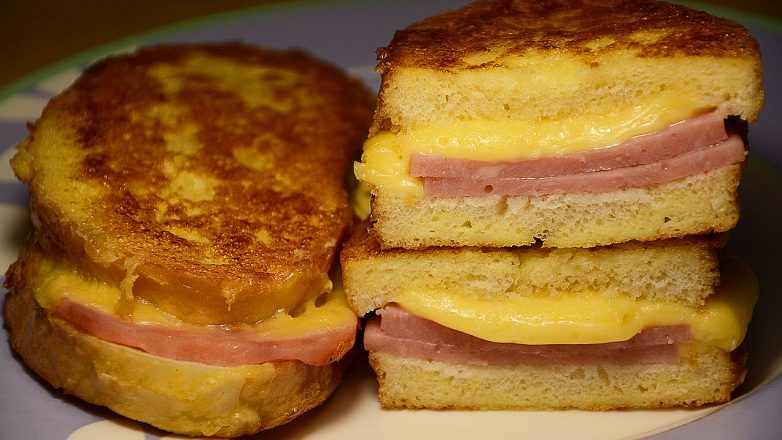 Быстрый перекус для ленивых за 10 минут: «Бутерброды на сковороде с колбасой и сыром»