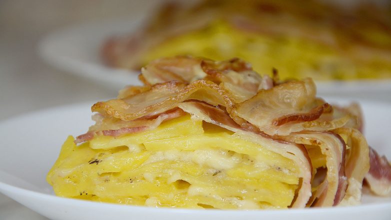 Картошка с беконом и сыром в духовке - картофельный «Мильфей»