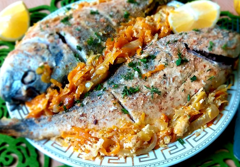 Рыба, запеченая  в сметанном соусе на овощной подушке