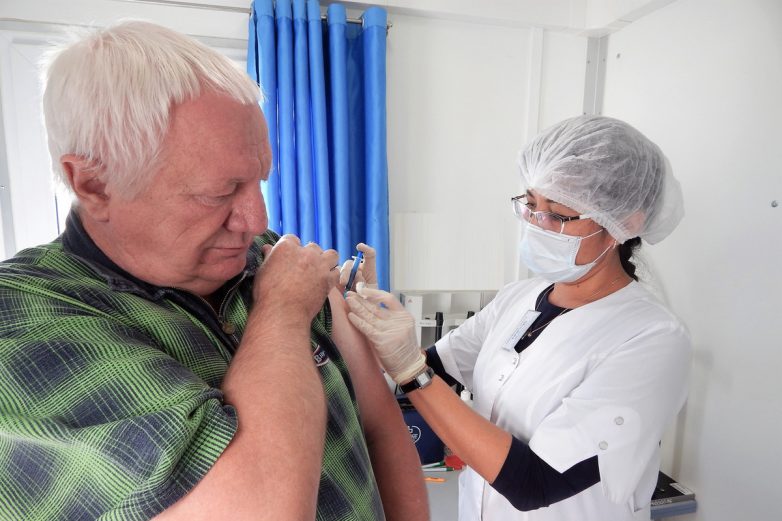 Вакцинация от коронавируса людей старше 60 лет