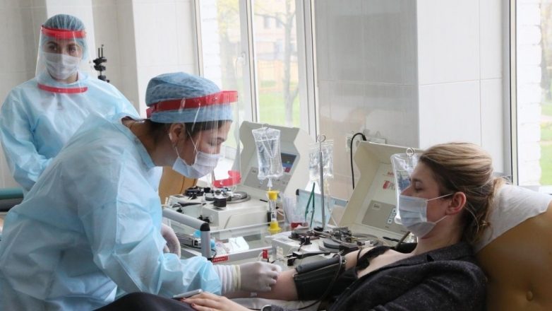 В Москве 20 тысяч человек сдали кровь с антителами к COVID-19