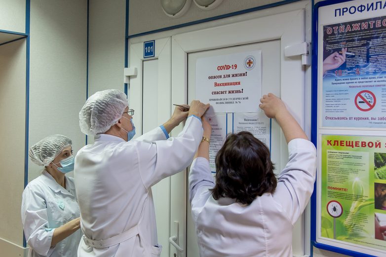 Почти все вузы в России открыли пункты вакцинации