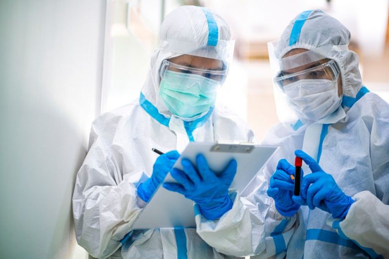 Ученые предупреждают о распространении нового опасного штамма коронавируса