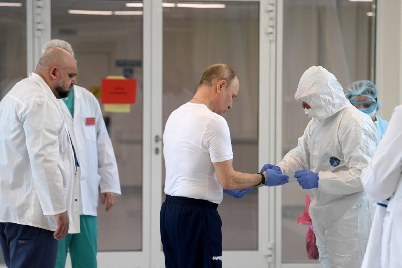 Врач рассказал, как делал интраназальную прививку Путину