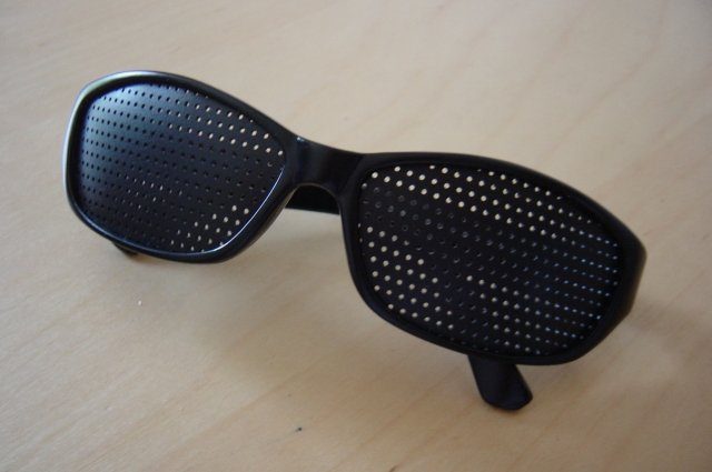 Помогают ли очки с дырочками сохранить зрение?