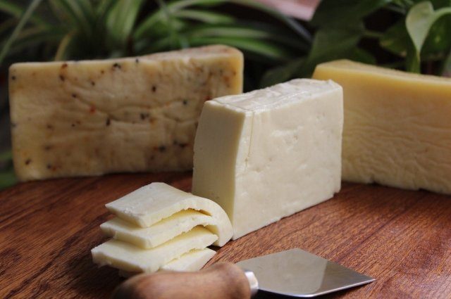 При каких болезнях не стоит употреблять сыр